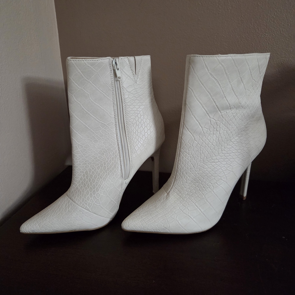 Express White Textured Heeled Boots